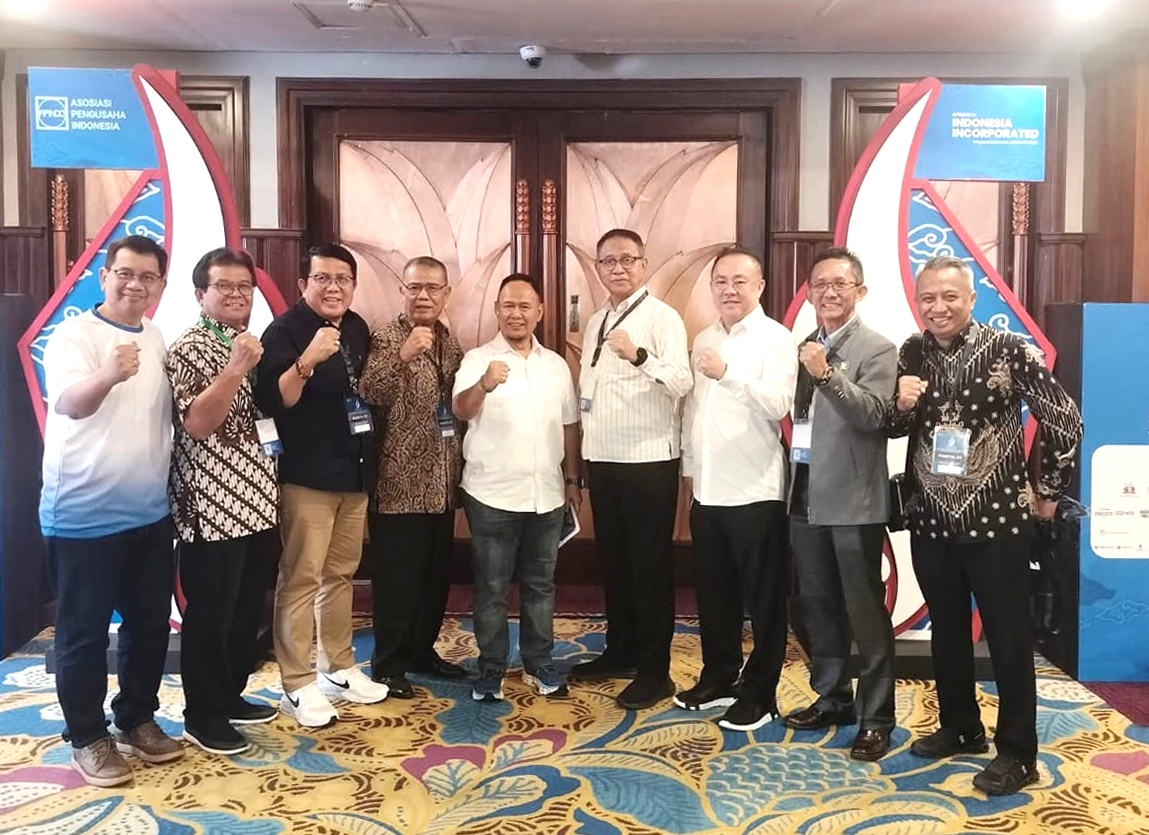 Foto bersama pada malam welcome dinner dengan Bapak Enggartiasto Lukita, Ketua Umum DPN APINDO, Kabid. Organisasi DPN/Ketua Depen DPK APINDO Kabupaten Bogor dan Tantowi Yahya pada acara Rakerkonas XXXIV DPN APINDO 2025.